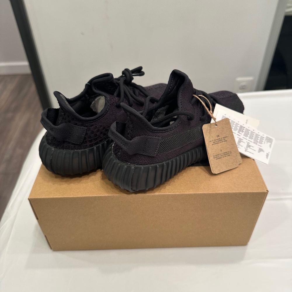 Adidas Yeezy Boost 350 V2 in color Onyx - Picture 3 of 6